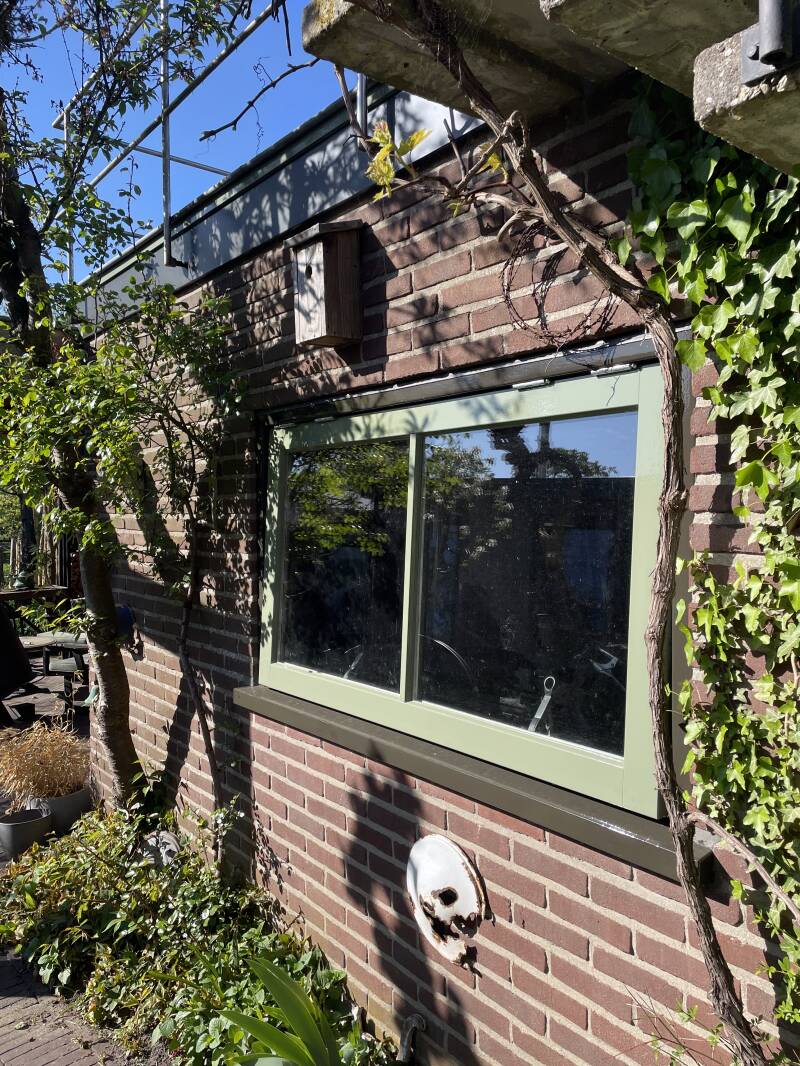 raam met kozijn geschilderd