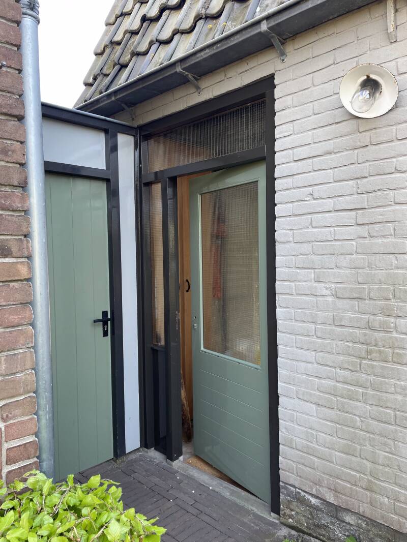 deur en kozijn geschilderd