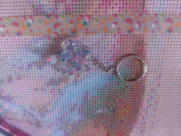 Porte clé tortue en résine et diamant