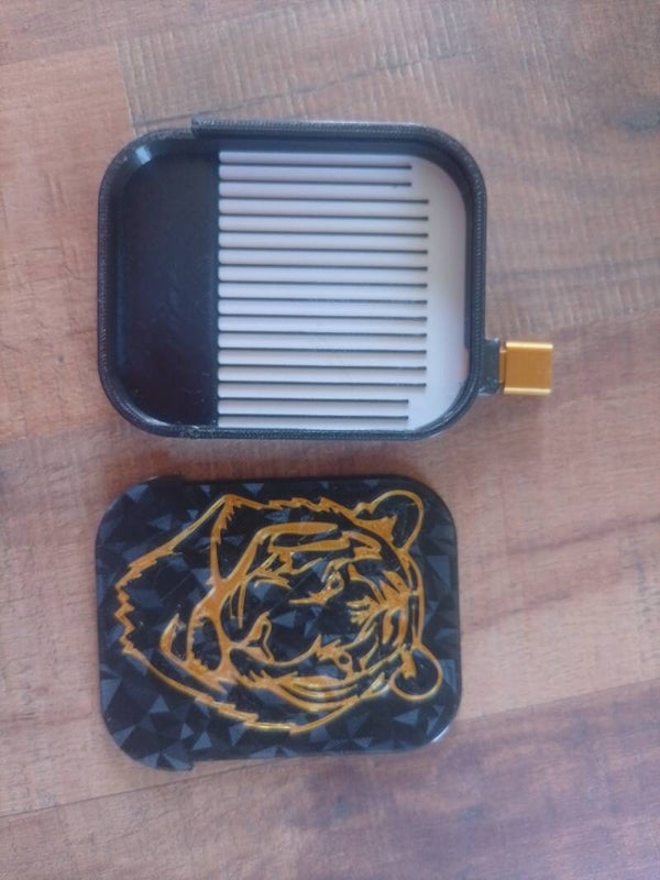 Plateau tigre sur le couvercle