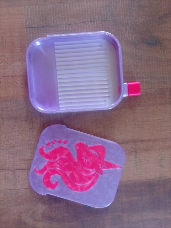 Plateau licorne sur le couvercle
