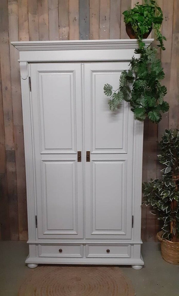 Landelijke licht grijze grenen linnenkast