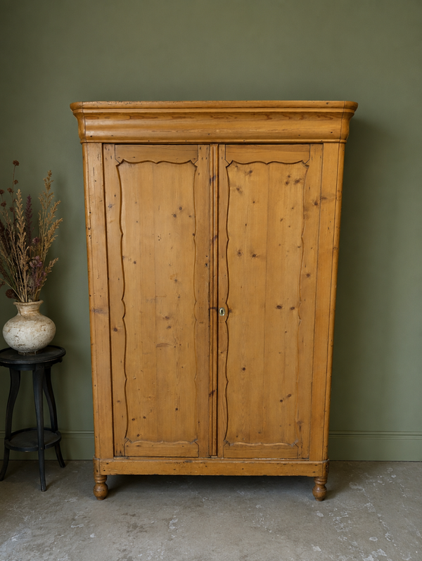 Zeer oude kledingkast meidenkast in biedermeier stijl