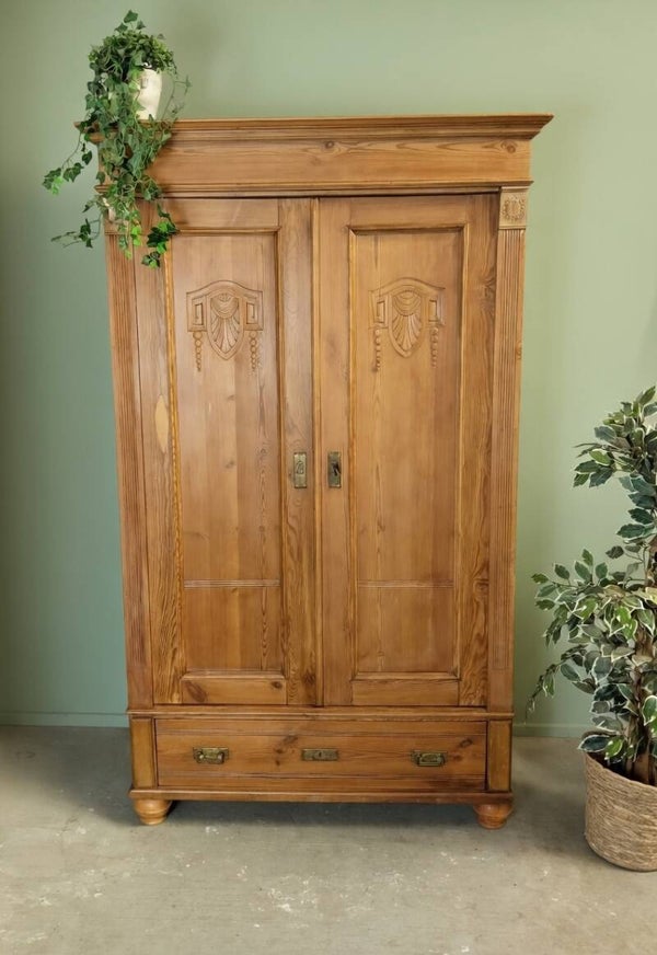 Geloogd grenen kledingkast legkast met houtsnijwerk