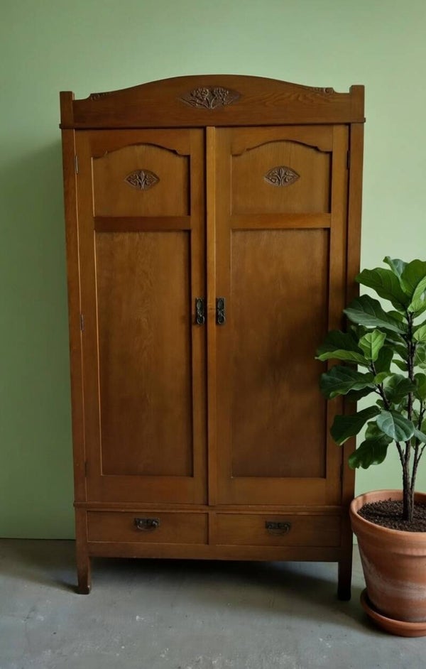 Demontabele eiken Art Deco kast met fraai houtsnijwerk