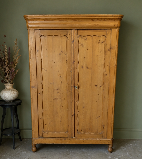 Zeer oude kledingkast meidenkast in biedermeier stijl