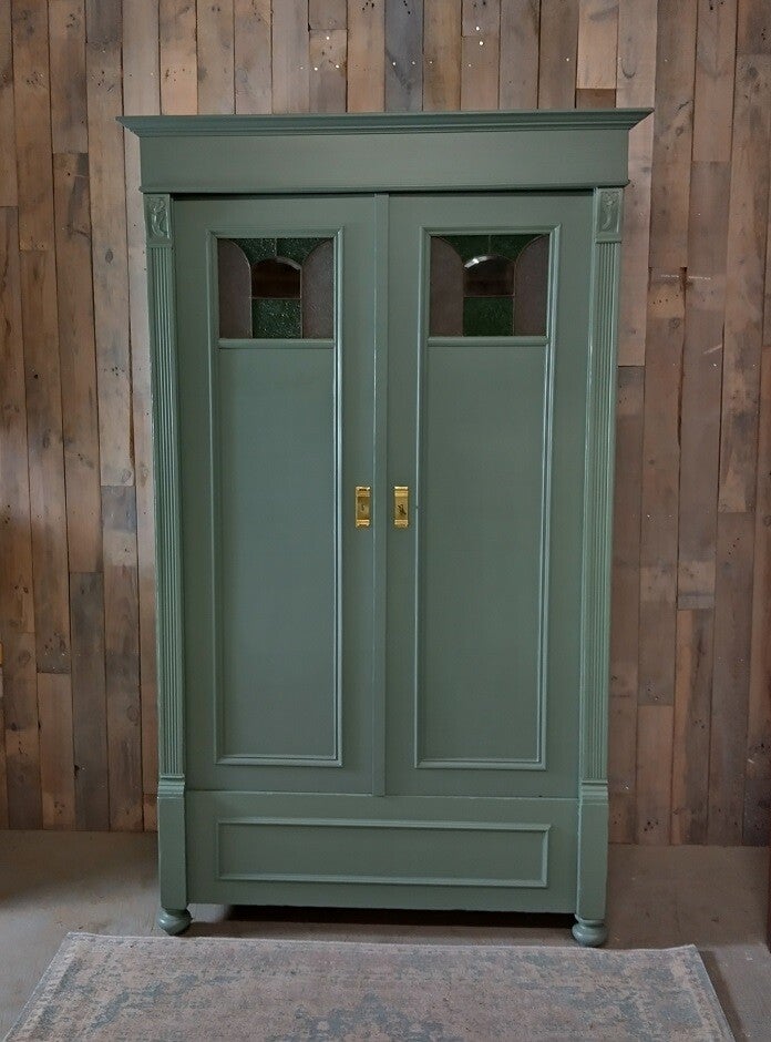 Vintage kledingkast met glas in lood raampjes