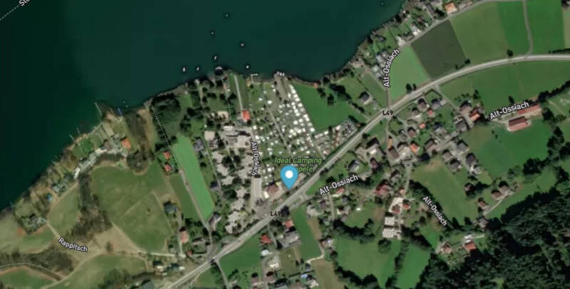 Hier findest du uns – Luftaufnahme vom Seecamping Lampele am Ossiachersee mit direkter Seelage