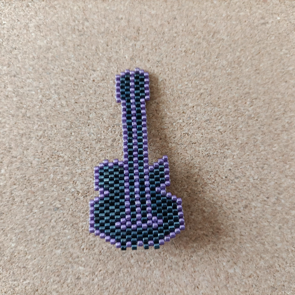 Pin's Guitare noir/violet P5