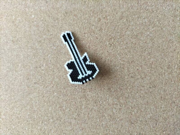 Pin's Guitare Blanc/noir P2