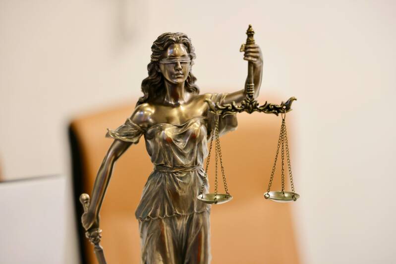 Statua della Giustizia con bilancia, simbolo del giudizio interiore che impariamo a riconoscere con la Mindfulness