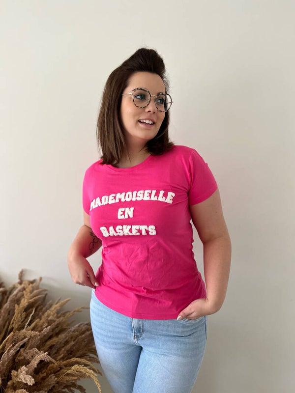 Mademoiselle en baskets t-shirt