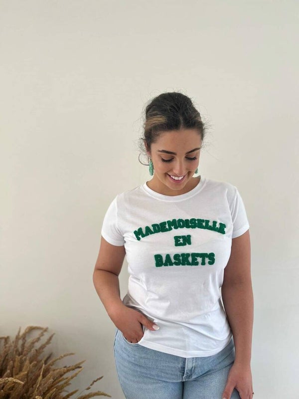 Mademoiselle en baskets t-shirt