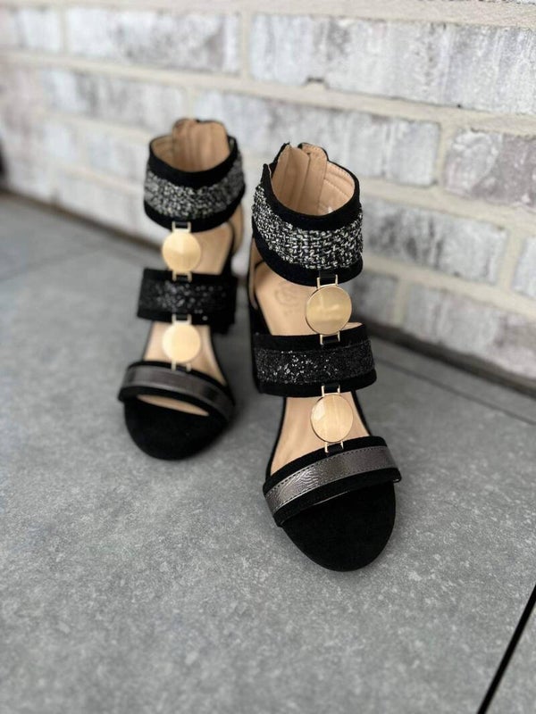 Zwartkleurige sandaal met hak