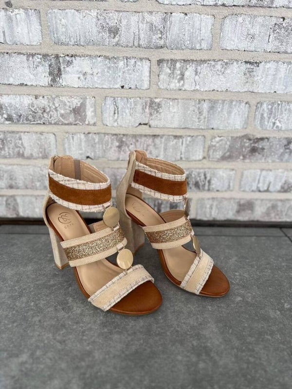 Goudkleurige sandaal met hak