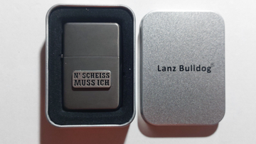 Lanz Bulldog Sturmfeuerzeug Satin mit  Emblem N´scheiss muss ich