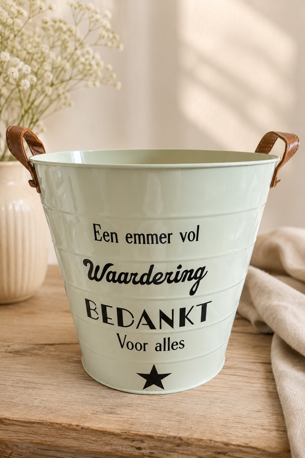 Metalen emmer met leren handgrepen
