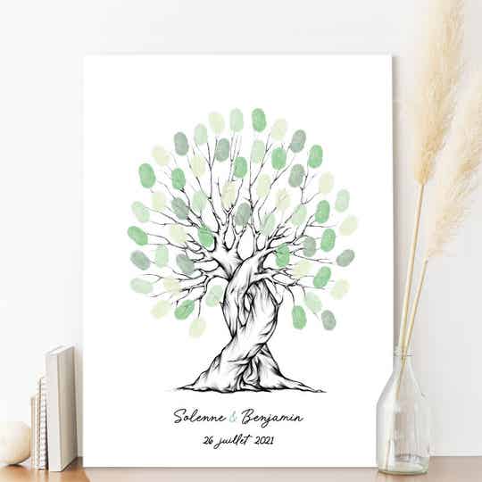 Deux arbres entrelacés dans un style dessiné au fusain