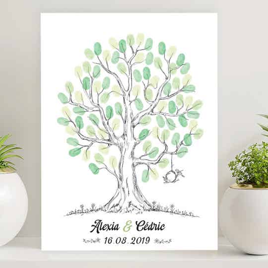 Deux oiseaux sur un nid en branchage et fleurs au pied de l’arbre