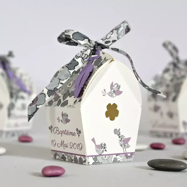 Nichoirs avec oiseaux et plume en liberty au choix