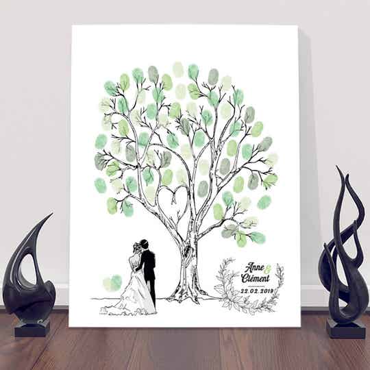 Arbre avec branches en cœur et son couple de mariés de dos