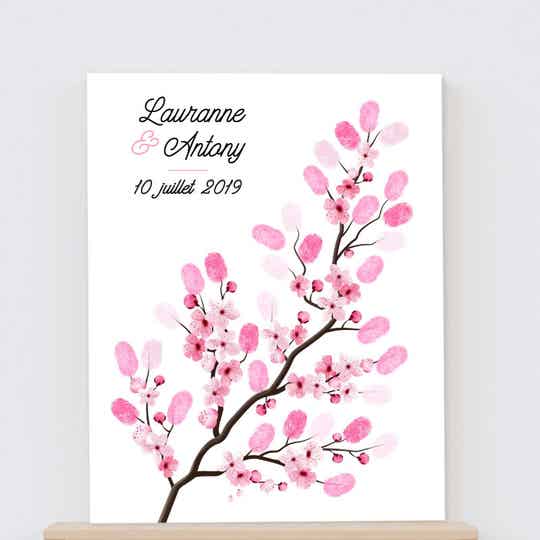 Branche à empreintes d'un cerisier japonais en fleurs