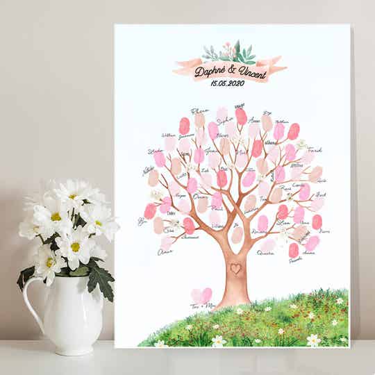 Bannière et arbre en aquarelle sur tapis d’herbe fleurie
