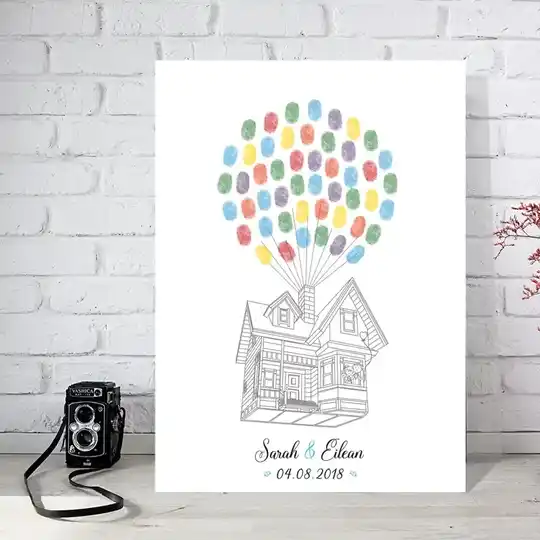 Mariés à la fenêtre de la maison qui s'envole avec des ballons
