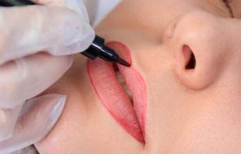 Perfilar y difuminar contorno de labios con micropigmentación en Barakaldo