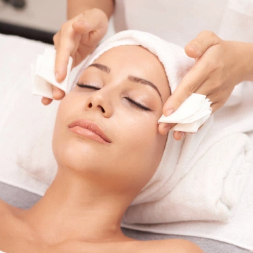 Limpieza facial profunda profesional para una piel limpia y luminosa