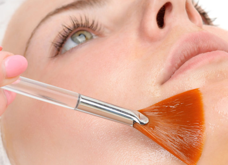 Cliente en tratamiento reafirmante con cosmética Mesoestetic