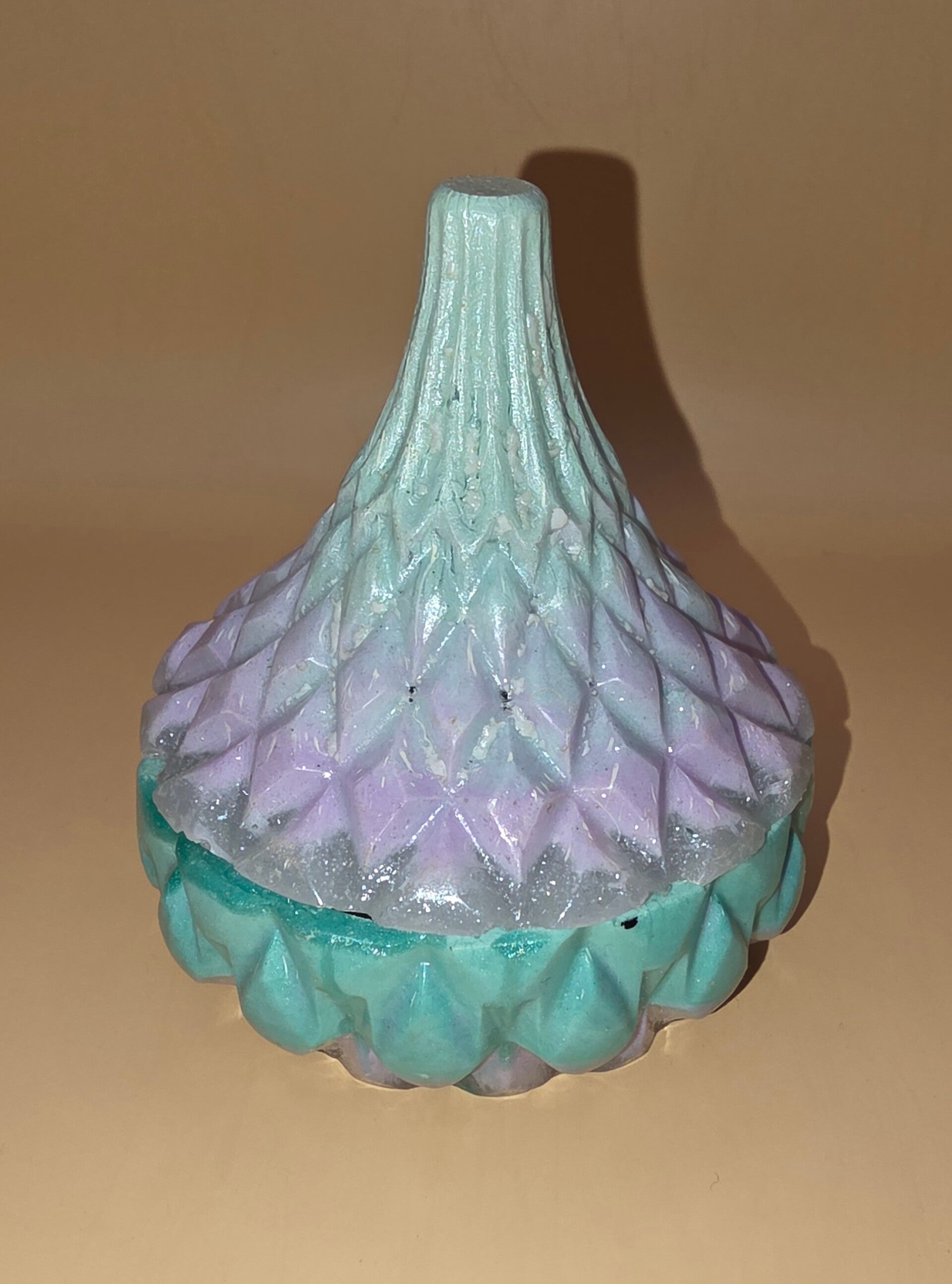 Flacon van paarse en groene epoxy