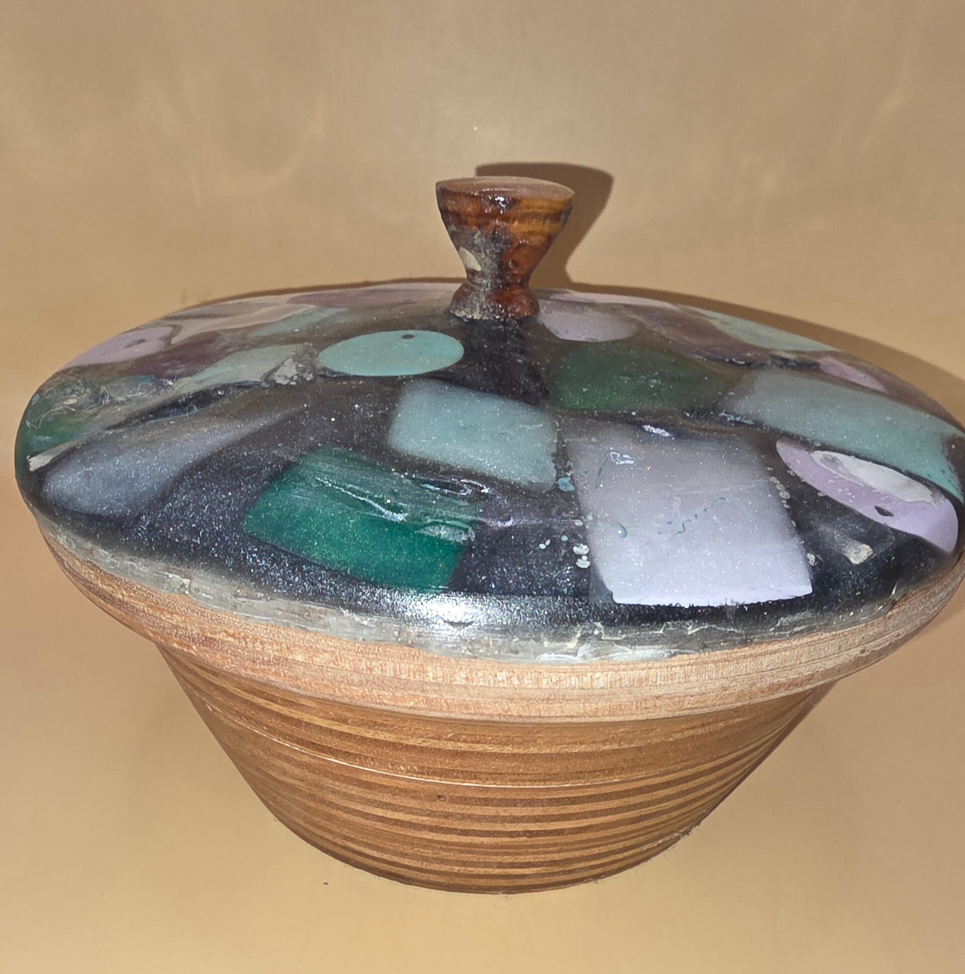 Schaal van meranti multiplex met epoxy deksel