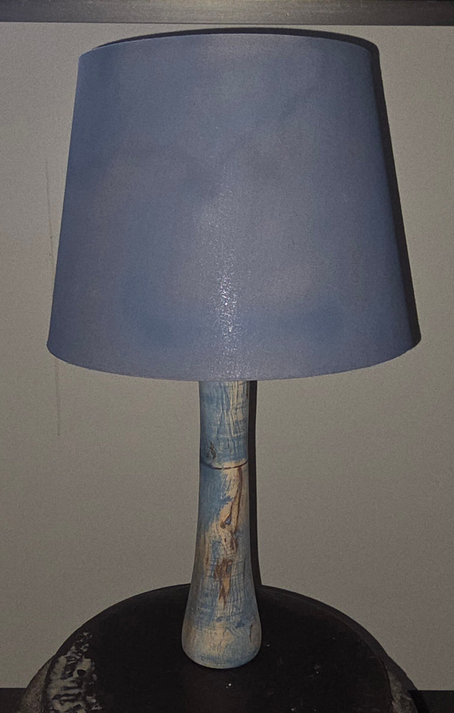 grijs/blauwe schemerlamp met gedraaide voet