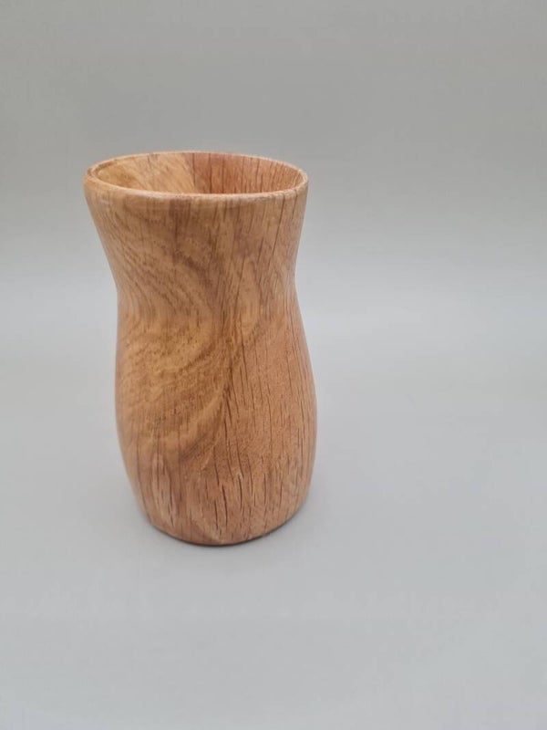 Eikenhouten vaas uit oude kast