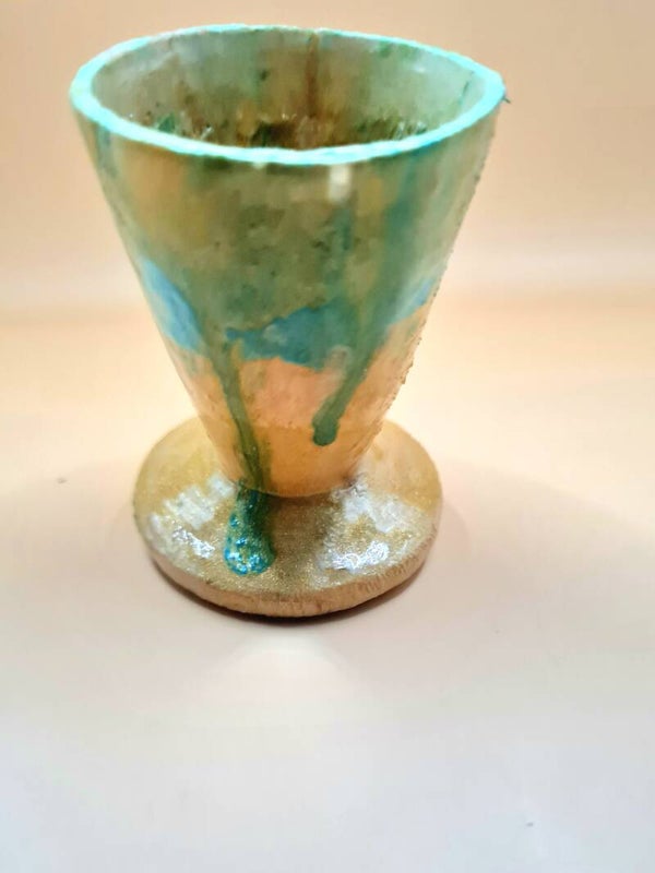 kandelaar in vorm van een kelk met groene epoxy