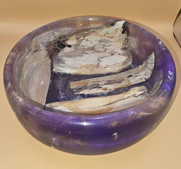 Schaal van paars- en goudkleurig epoxy met verweerd hout