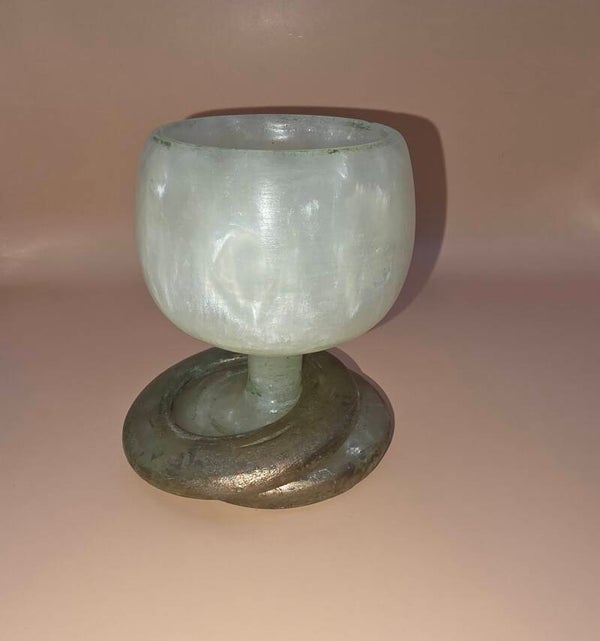 Bokaal van epoxy met ring om de steel