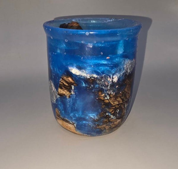 beker van epoxy en oud hout