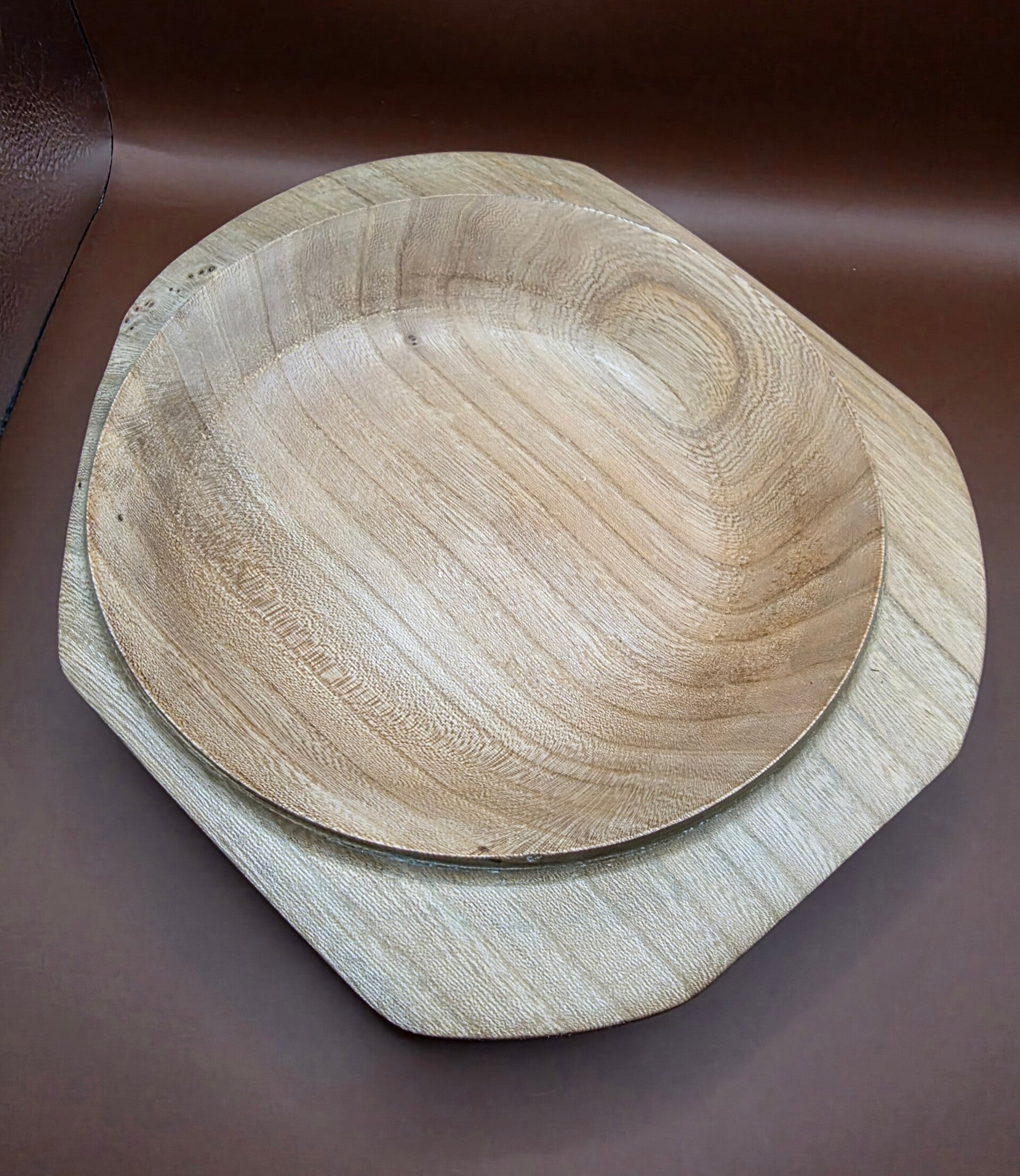 Schaal met asymmetrische rand van eikenhout