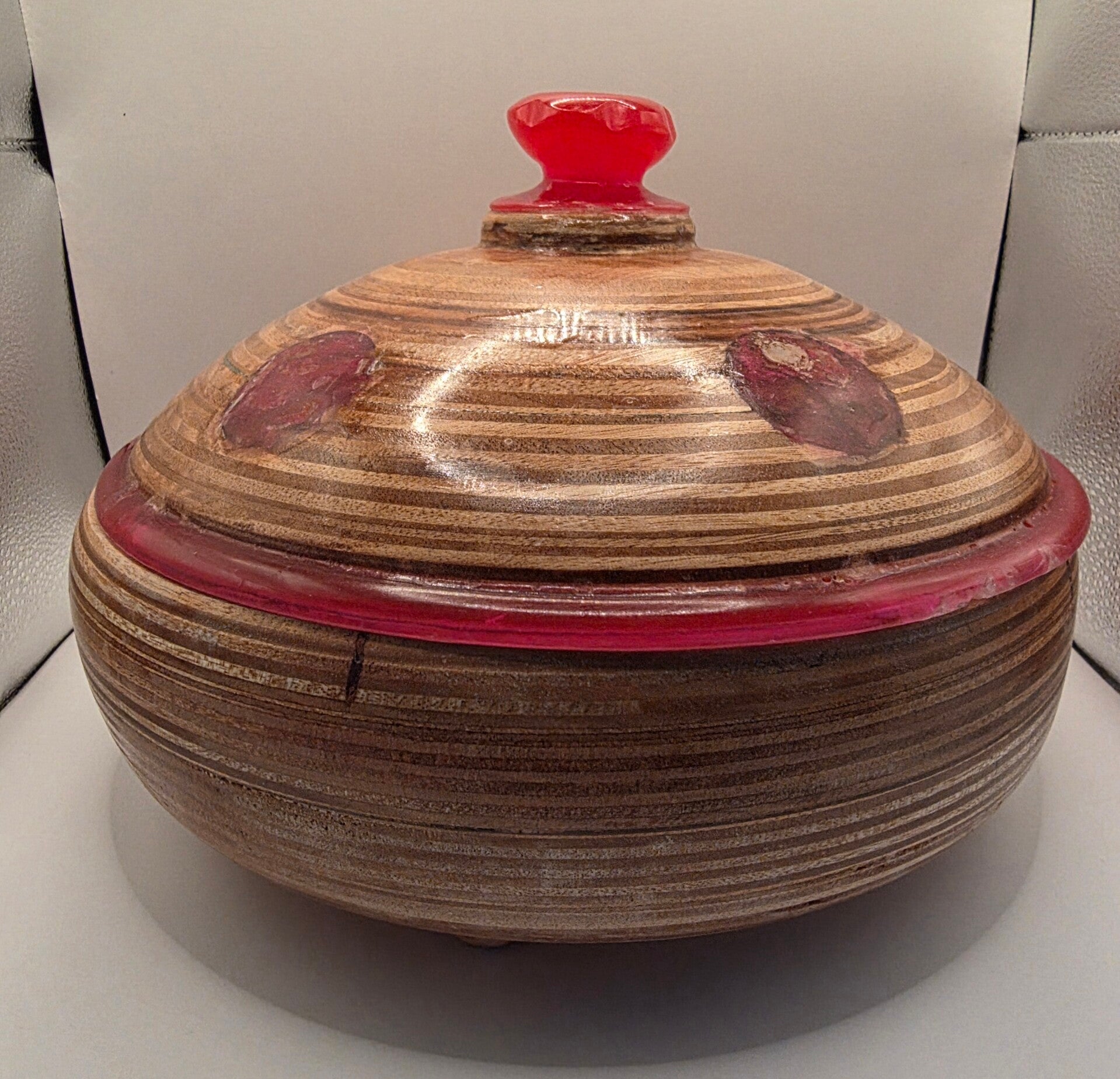 Schaal met deksel, meranti hout en rode epoxy