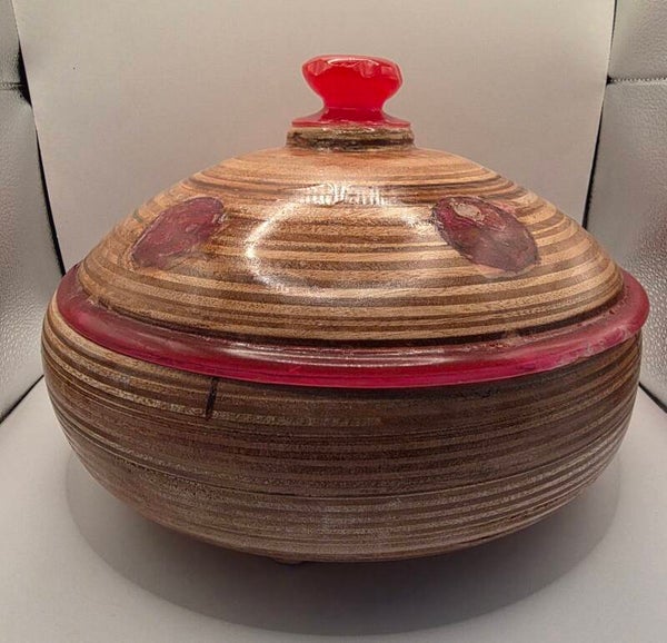 Schaal met deksel, meranti hout en rode epoxy