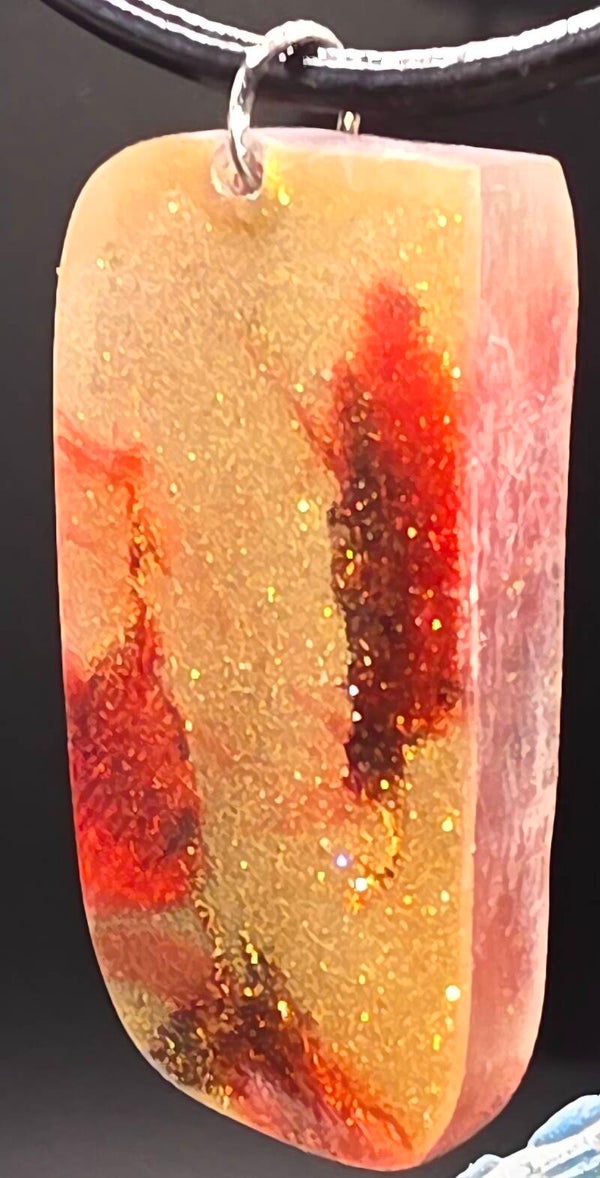 Hanger van epoxy, goudkleurig met rood en zwart 1