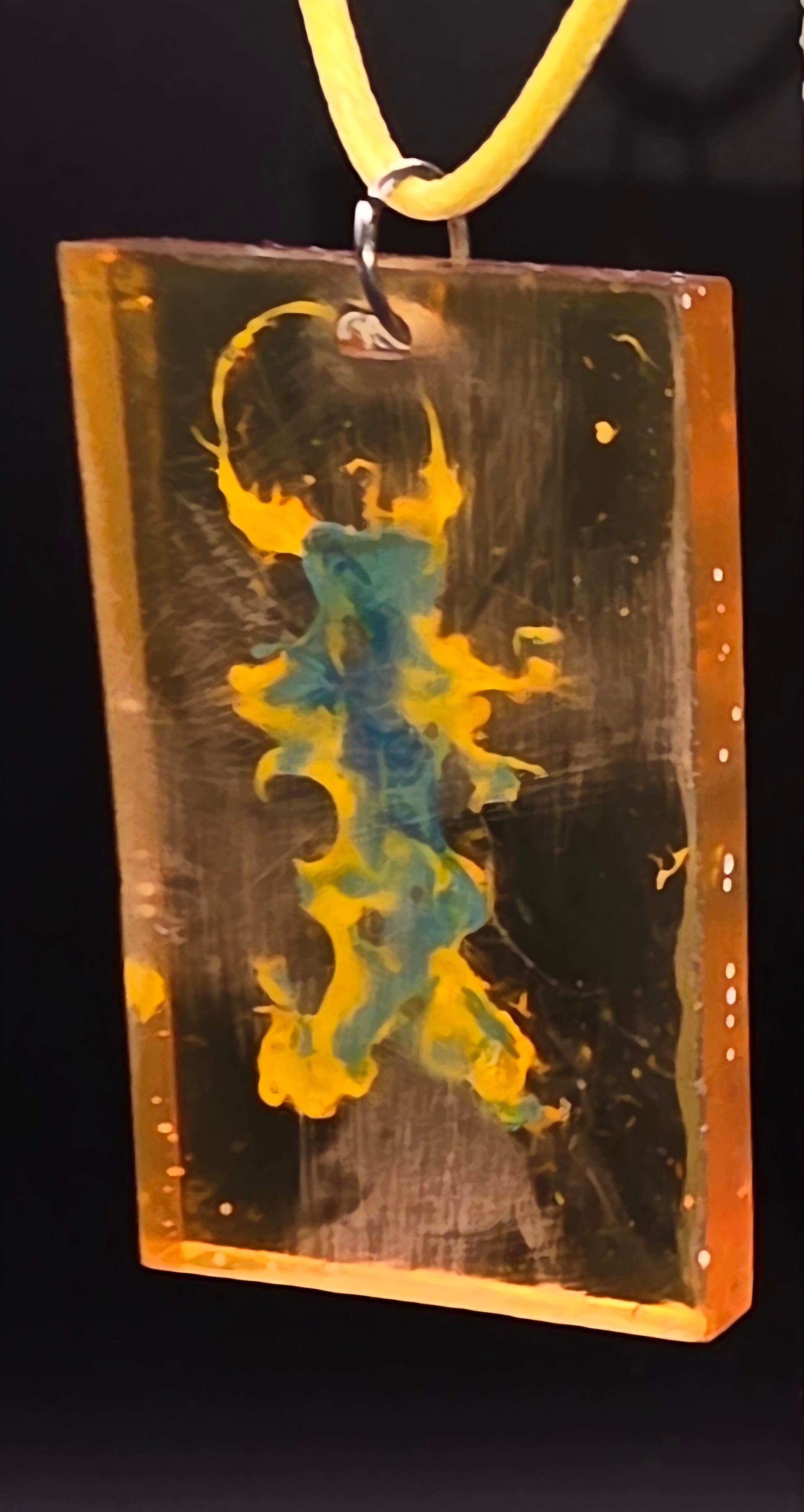 Hanger, oranje aan bruin leren ketting