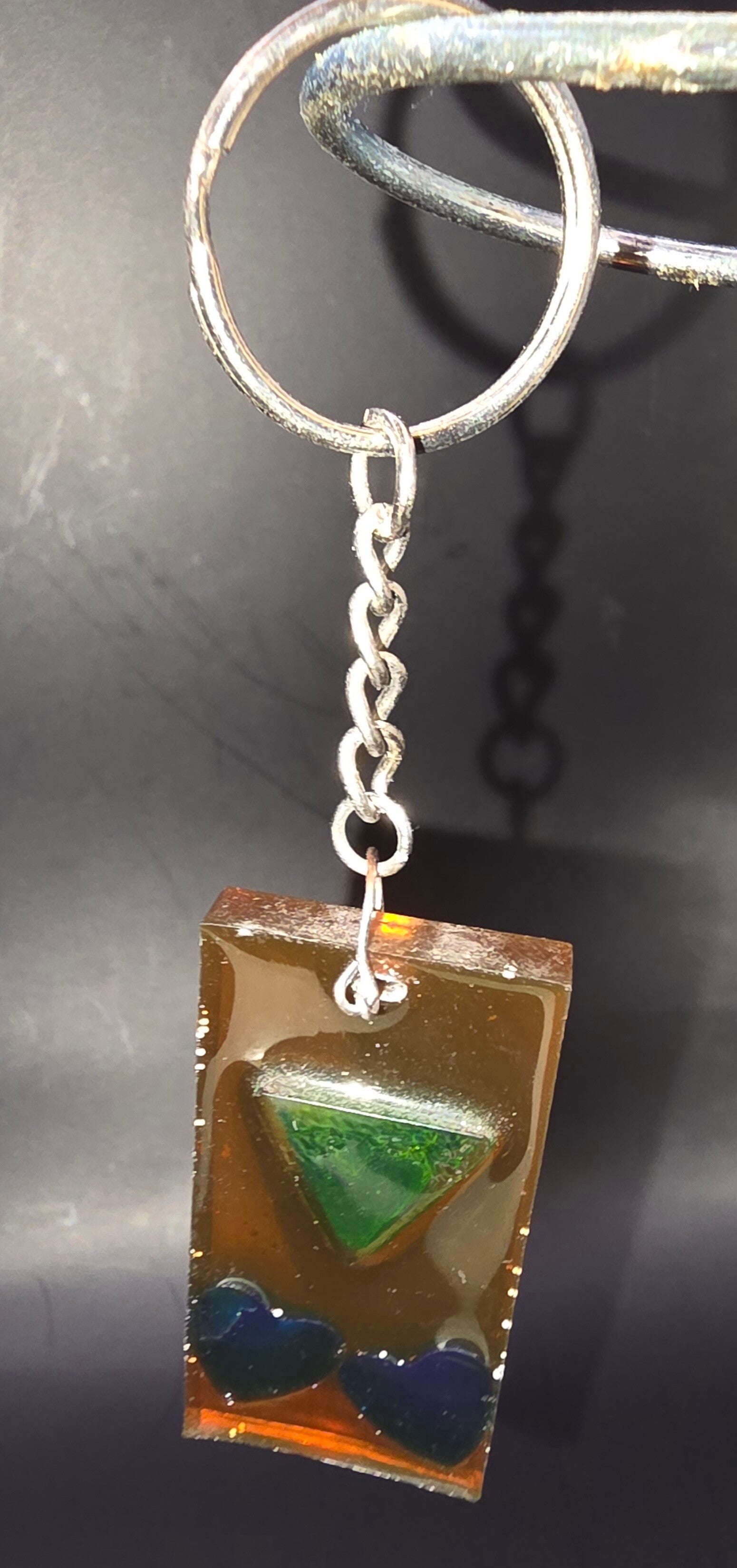 Sleutelhanger oranje met groen en blauwe hartjes