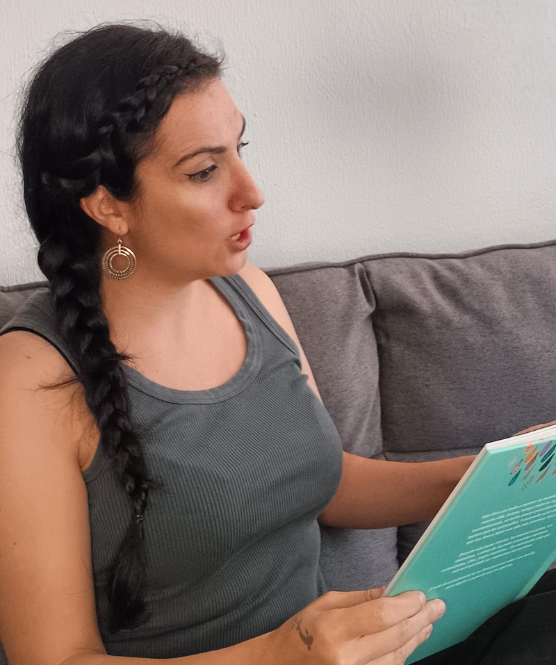 Psicóloga en un sofá en terapia y leyendo un libro