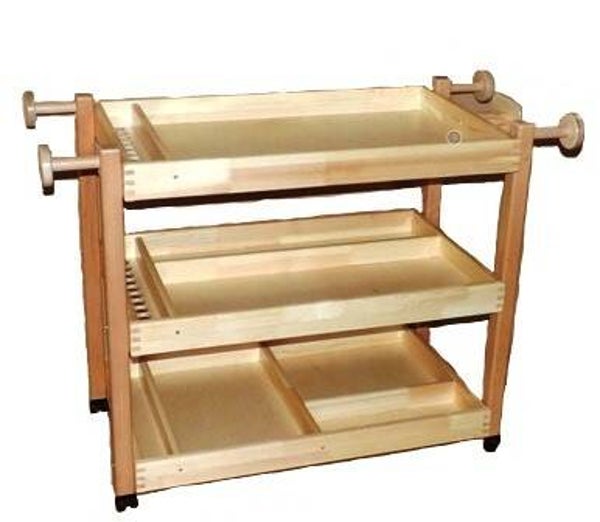 Gymnastik-Gerätewagen. leer