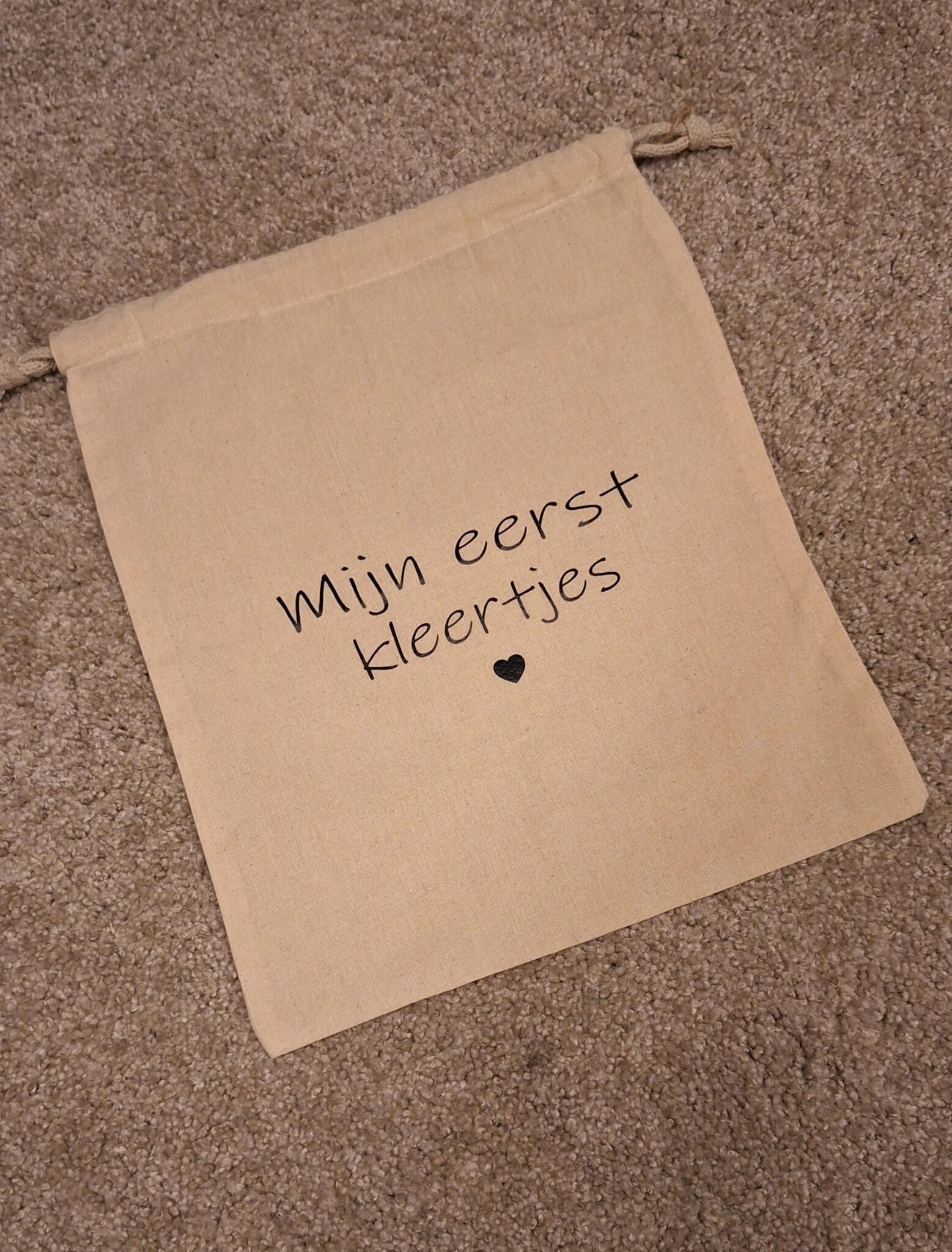Bwaarzakje lief  "mijn eerste kleertjes" 30x25 cm
