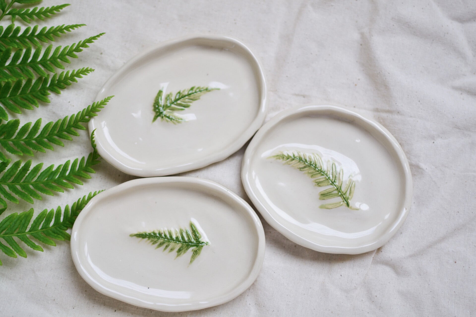 Ceramic plate with leaf imprint or embedding