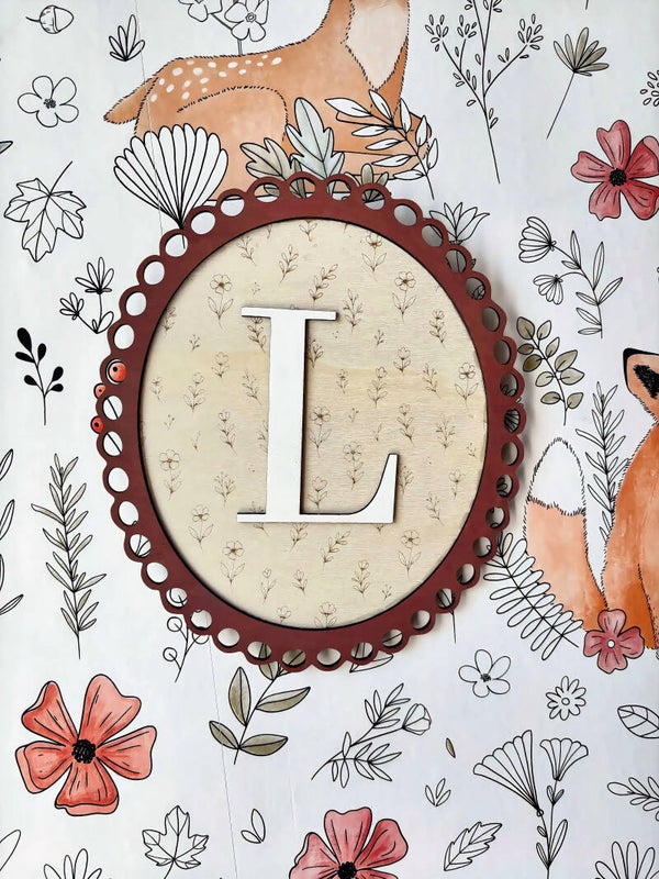 Décoration murale fleurie avec initiale prénom en bois 🤎